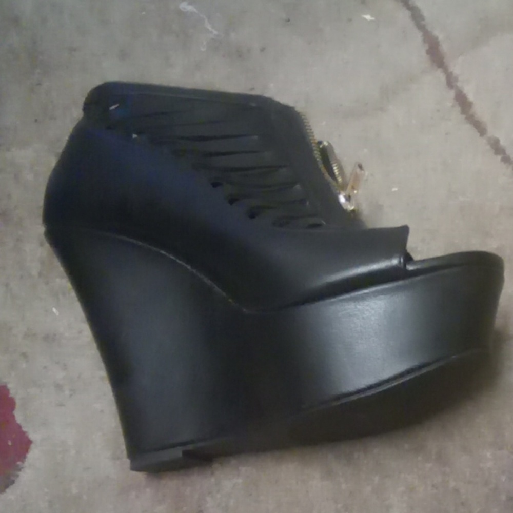 Shoes - Picture 3 of 4